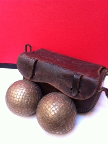 Paire de boules anglaises avec son étui de...