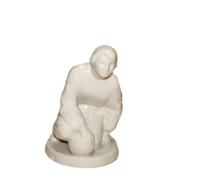 Joueur de quilles flamandes en porcelaine...