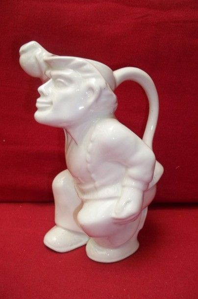 Pichet en forme de joueur de boule anglaise...