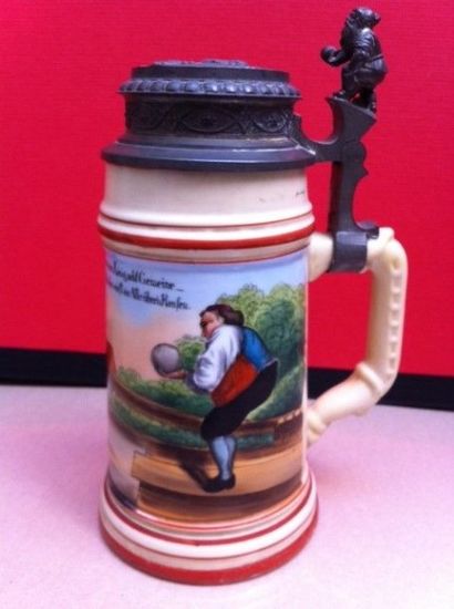 Chope en faïence et étain à décor de joueurs...