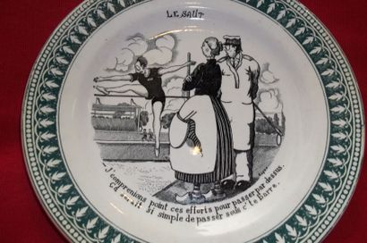 Assiette en faience de Saint-Amand, à décor...