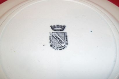 Assiette en faience de Saint-Amand, à décor...