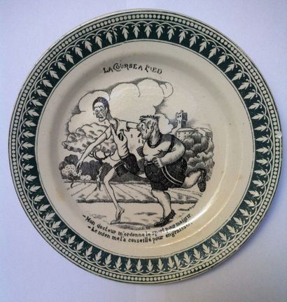 Assiette en faience de Saint-Amand, à décor...