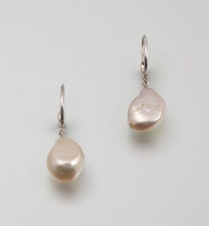 Paire de dormeuses ornées de perles

d’eau...