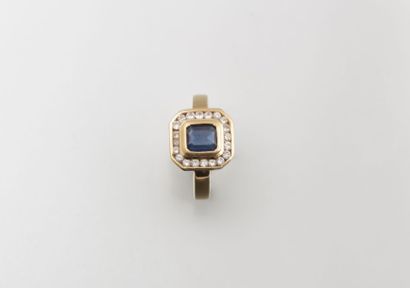 Bague en or jaune sertie d’un saphir à

pans...
