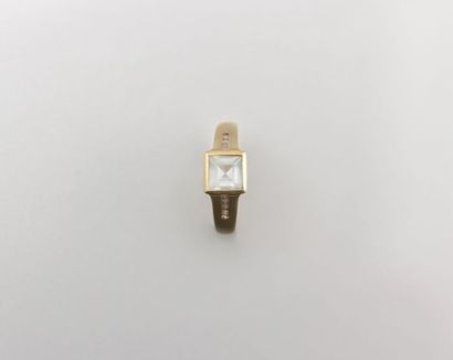 Bague en or jaune ornée d’une aiguemarine

carrée,...
