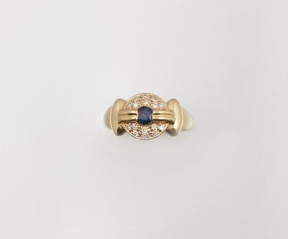 Bague en or jaune sertie d’une pierre

bleue...