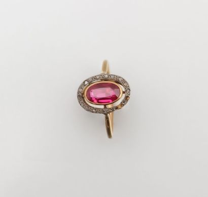 Bague en or jaune et en argent sertie d’un

rubis...