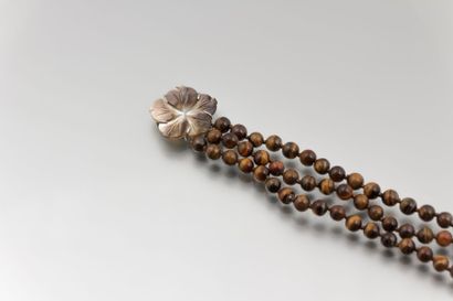 Collier à trois rangs de perles en oeil de

tigre,...