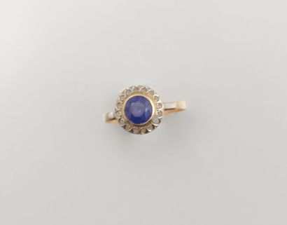 Bague en or jaune à motif en disque orné

d’un...