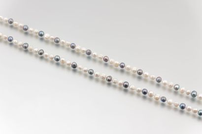 Sautoir de perles d’eau douce bicolores.

Long....