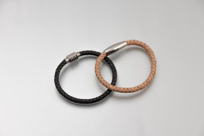 Deux bracelets en cuir tressé, le fermoi...