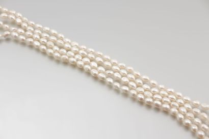 Sautoir de perles d’eau douce grises de

forme...
