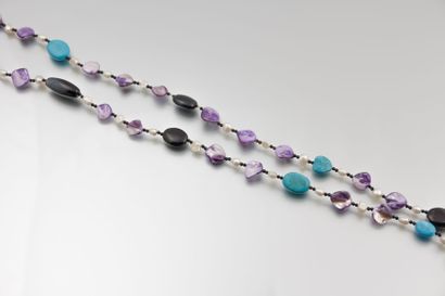 Sautoir composé de perles d’onyx, agate,

nacre...