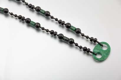 Collier sautoir de perles d’onyx, certaines

facettées,...