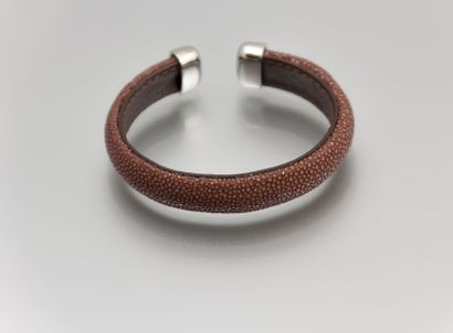 Bracelet rigide en galuchat tendu sur

cuivre,...