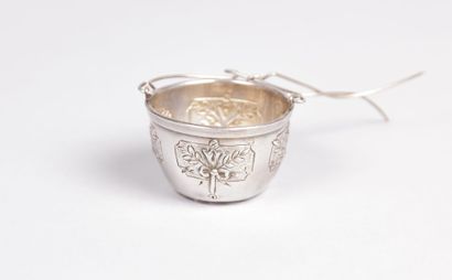 Passe-thé en argent à décor de réserves

feuillagées...