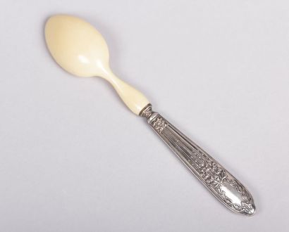 Cuillère à bouillie, le cuilleron en ivoire,...