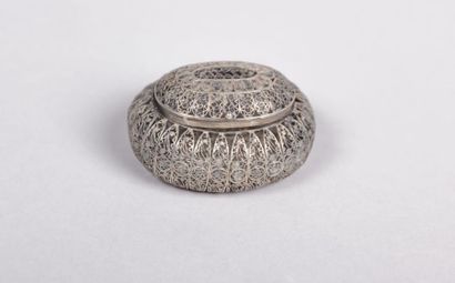 Boite à pilules en argent ajouré à décor

filigrané...