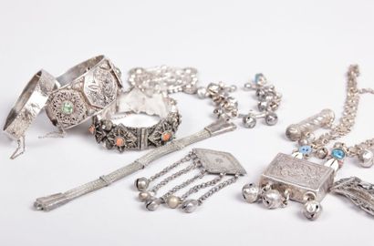 Lot de bijoux en argent et métal argenté.

Travail...