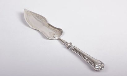 Pelle à tarte en argent, le manche violoné

orné...