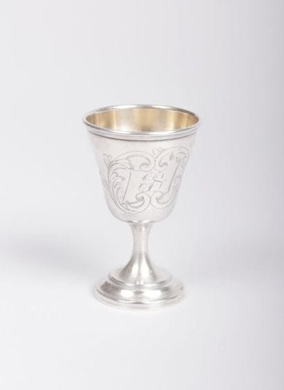 Coquetier en argent sur pied, la panse à...