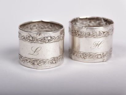 Paire de ronds de serviette en argent

2ème...