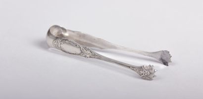 Pince à sucre en argent, les bras à décor

de...