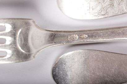 Lot de couverts en argent comprenant

cinq...