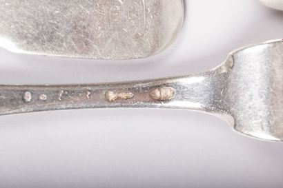 Lot de couverts en argent comprenant

cinq...