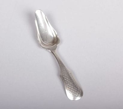 Cuillère à moelle en argent à décor de

semis...