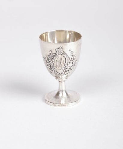 Coquetier en argent posant sur un

piédouche,...