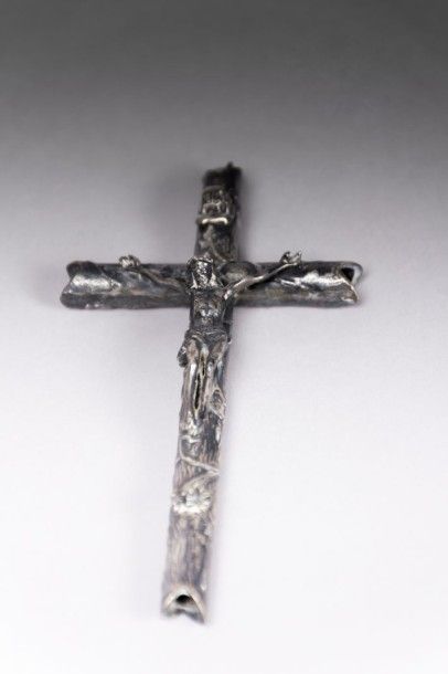 Croix en argent figurant le Christ en croix

montée...