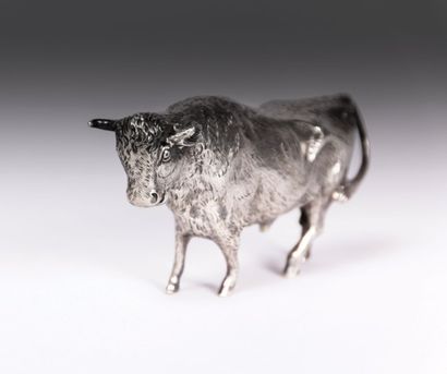 Taureau en argent moulé et ciselé.

Haut....