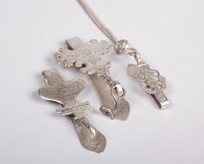 Trois éléments d’agrafes de cape en

argent...
