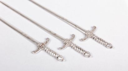 Trois broches en forme d’épées en argent.

(pointes...