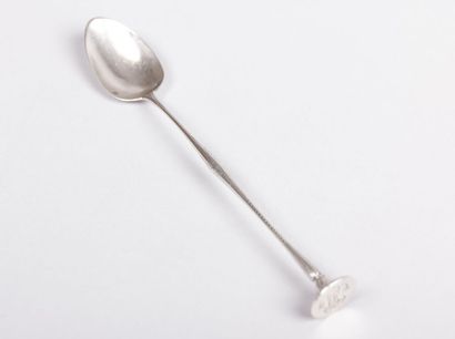 Cuillère de malade en argent, le manche

ciselé...