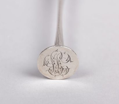Cuillère de malade en argent, le manche

ciselé...