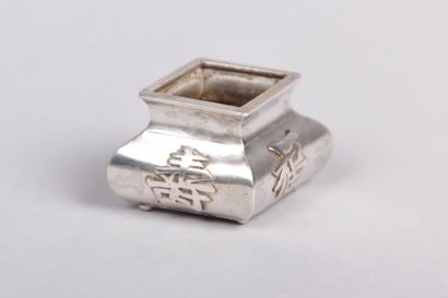 Encrier en argent de forme losangique à

panse...