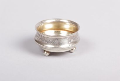 Coupelle en argent de forme ronde posant

sur...