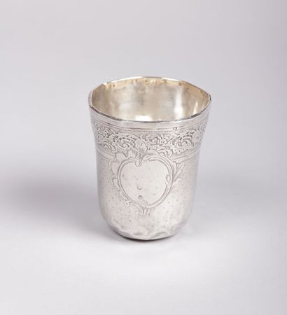 Timbale en argent de forme tronconique,

la...
