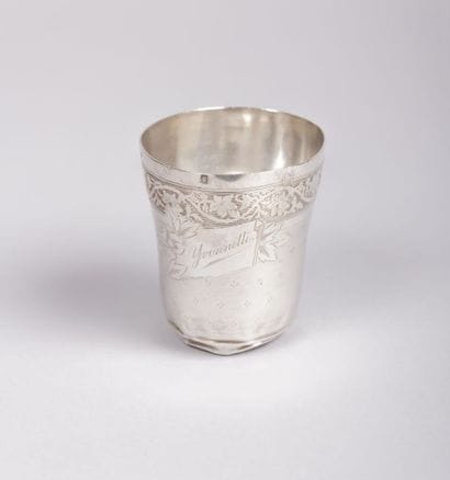 Timbale en argent, la panse à décor de

semis...