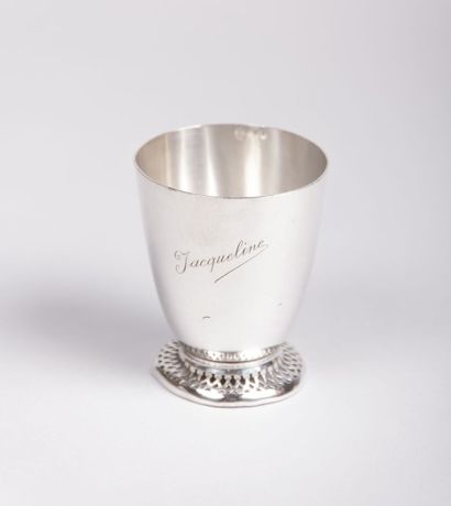 Timbale en argent uni de forme tulipe

posant...