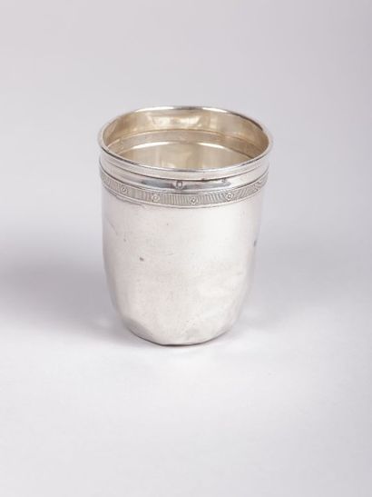 Timbale en argent uni, le col ourlé d’une

frise...