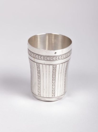 Timbale en argent, la panse ornée de

cannelures...