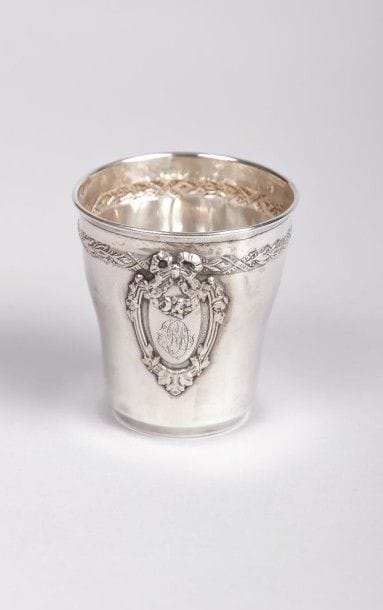 Timbale en argent de forme tronconique,

la...