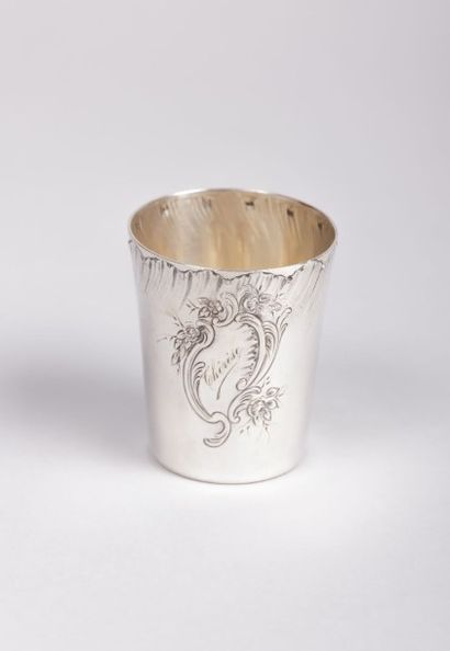 Timbale en argent de forme tronconique,

le...