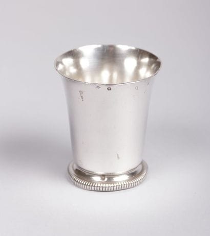 Timbale en argent de forme tulipe posant

sur...