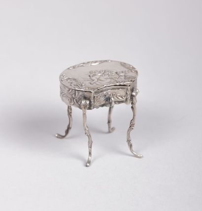 Boite en argent figurant une table rognon

posant...