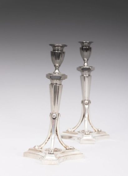 Paire de flambeaux en argent posant

sur...